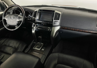 Подержанный автомобиль Toyota Land Cruiser Suv 2013 года (9 фото)