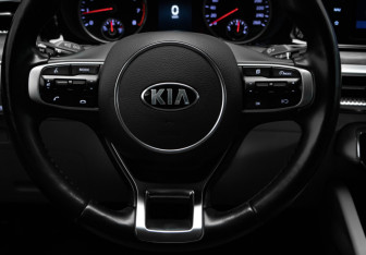 Подержанный автомобиль Kia K5 2021 года (10 фото)