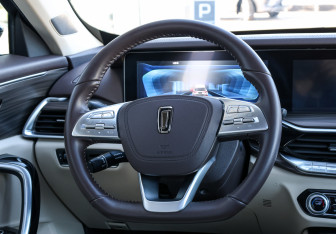 Подержанный автомобиль FAW Bestune T77 2023 года (17 фото)