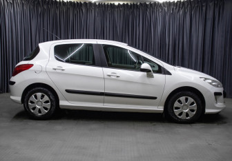 Подержанный автомобиль Peugeot 308 Hatchback 2010 года (4 фото)