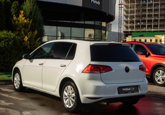 Подержанный автомобиль Volkswagen Golf Hatchback 2013 года (5 фото)