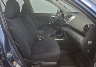 Подержанный автомобиль Toyota RAV4 2011 года (10 фото)