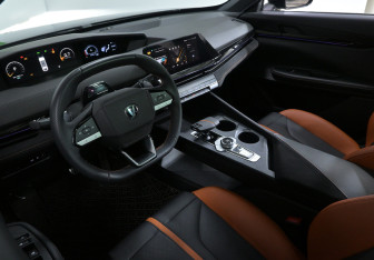 Подержанный автомобиль Changan UNI-V 2024 года (7 фото)