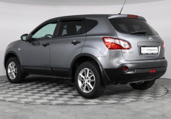 Подержанный автомобиль Nissan Qashqai 2011 года (7 фото)