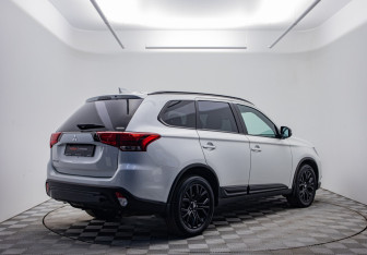 Подержанный автомобиль Mitsubishi Outlander 2021 года (5 фото)