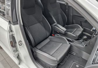 Подержанный автомобиль Skoda Rapid Liftback 2015 года (23 фото)