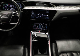 Подержанный автомобиль Audi e-tron 2021 года (9 фото)