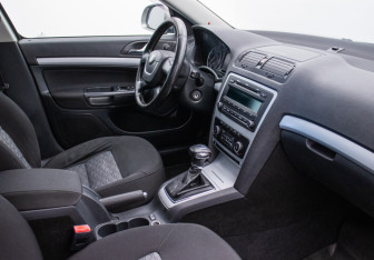 Подержанный автомобиль Skoda Octavia Liftback 2009 года (10 фото)