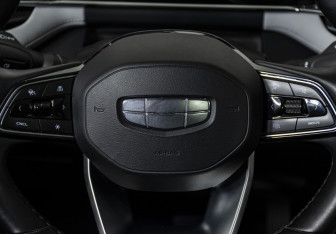 Подержанный автомобиль Geely Atlas 2023 года (11 фото)