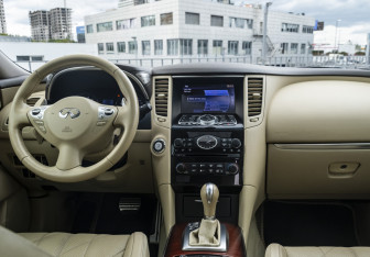 Подержанный автомобиль Infiniti QX70 2014 года (12 фото)