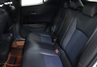 Подержанный автомобиль Toyota C-HR 2021 года (10 фото)