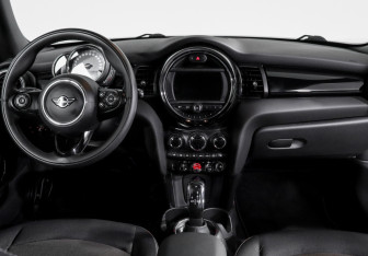 Подержанный автомобиль MINI Hatch 2020 года (12 фото)
