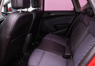 Подержанный автомобиль Opel Astra Hatchback 2013 года (11 фото)