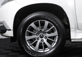 Подержанный автомобиль Mitsubishi Pajero Sport 2017 года (24 фото)