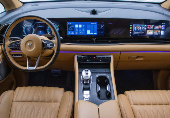 Подержанный автомобиль Voyah Dream 2023 года (12 фото)