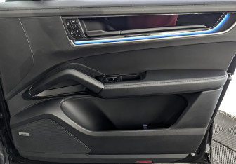 Подержанный автомобиль Porsche Cayenne 2024 года (25 фото)