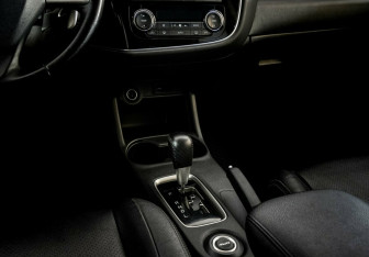 Подержанный автомобиль Mitsubishi Outlander 2012 года (10 фото)
