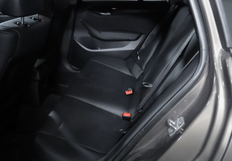 Подержанный автомобиль BMW X1 2012 года (10 фото)