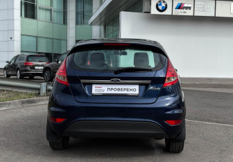 Подержанный автомобиль Ford Fiesta Hatchback 2012 года (6 фото)