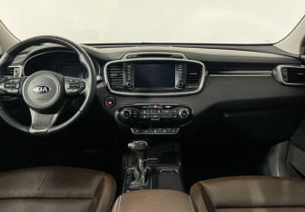 Подержанный автомобиль Kia Sorento 2016 года (12 фото)