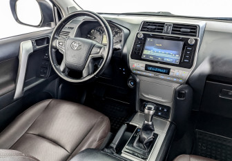 Подержанный автомобиль Toyota Land Cruiser Prado 2018 года (30 фото)
