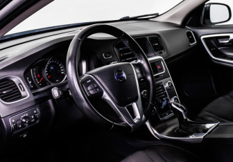 Подержанный автомобиль Volvo S60 2015 года (11 фото)