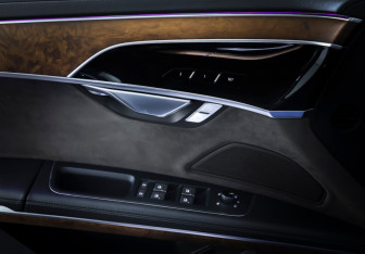 Подержанный автомобиль Audi A8 2019 года (20 фото)