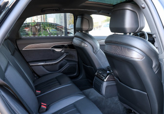 Подержанный автомобиль Audi A8 2022 года (11 фото)