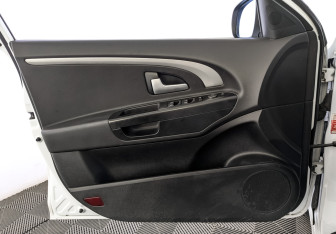 Подержанный автомобиль Kia Ceed Hatchback 2011 года (19 фото)