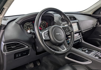 Подержанный автомобиль Jaguar F-Pace 2020 года (15 фото)