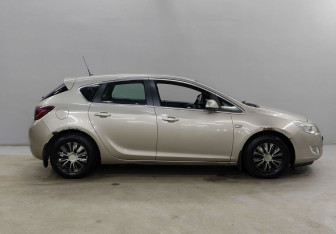 Подержанный автомобиль Opel Astra Hatchback 2011 года (4 фото)