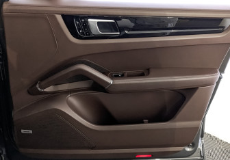 Подержанный автомобиль Porsche Cayenne 2018 года (25 фото)