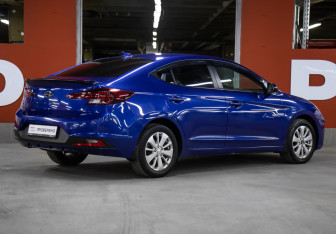 Подержанный автомобиль Hyundai Elantra Sedan 2019 года (5 фото)