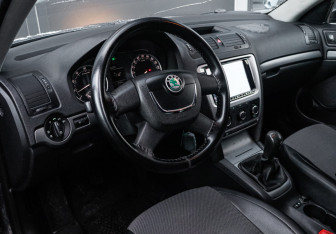 Подержанный автомобиль Skoda Octavia Liftback 2010 года (14 фото)