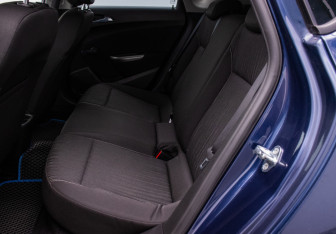 Подержанный автомобиль Opel Astra Hatchback 2011 года (11 фото)
