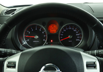 Подержанный автомобиль Nissan X-Trail 2010 года (11 фото)