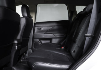 Подержанный автомобиль Mitsubishi Outlander 2015 года (12 фото)