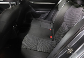 Подержанный автомобиль Skoda Octavia Liftback 2016 года (10 фото)