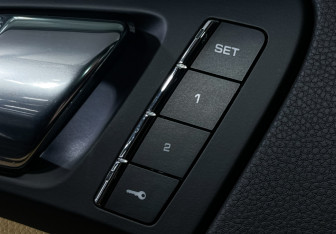 Подержанный автомобиль Porsche Cayenne 2015 года (17 фото)