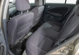 Подержанный автомобиль Nissan Almera Hatchback 2006 года (11 фото)