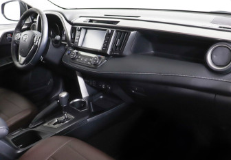Подержанный автомобиль Toyota RAV4 2018 года (6 фото)