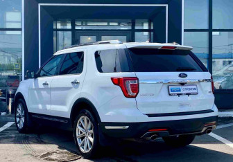 Подержанный автомобиль Ford Explorer 2018 года (2 фото)