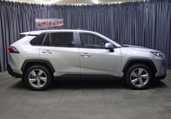 Подержанный автомобиль Toyota RAV4 2020 года (4 фото)