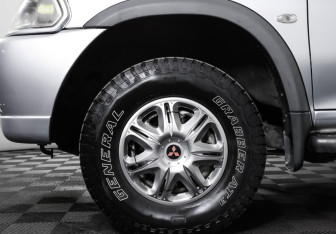 Подержанный автомобиль Mitsubishi Pajero Sport 2008 года (22 фото)