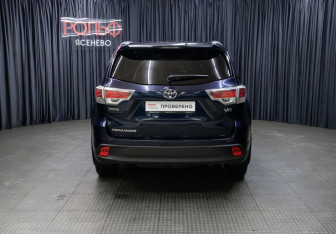 Подержанный автомобиль Toyota Highlander 2014 года (6 фото)