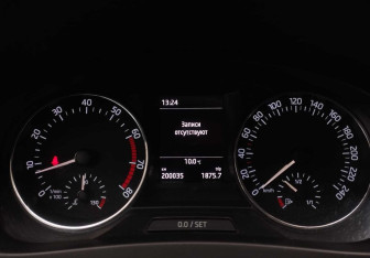 Подержанный автомобиль Skoda Rapid Liftback 2015 года (12 фото)