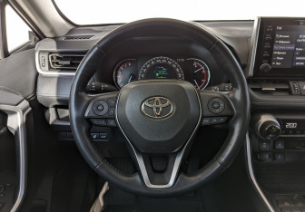 Подержанный автомобиль Toyota RAV4 2022 года (11 фото)