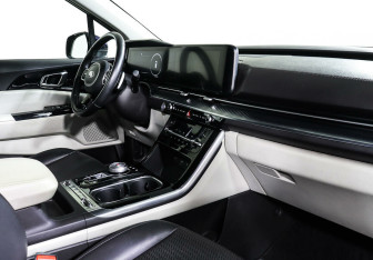 Подержанный автомобиль Kia Carnival 2021 года (8 фото)