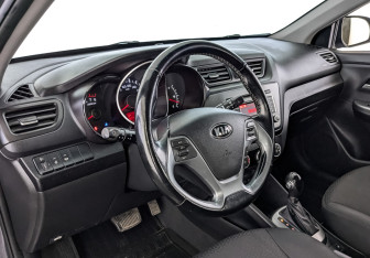 Подержанный автомобиль Kia Rio Hatchback 2015 года (15 фото)