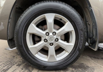 Подержанный автомобиль Toyota RAV4 2010 года (9 фото)